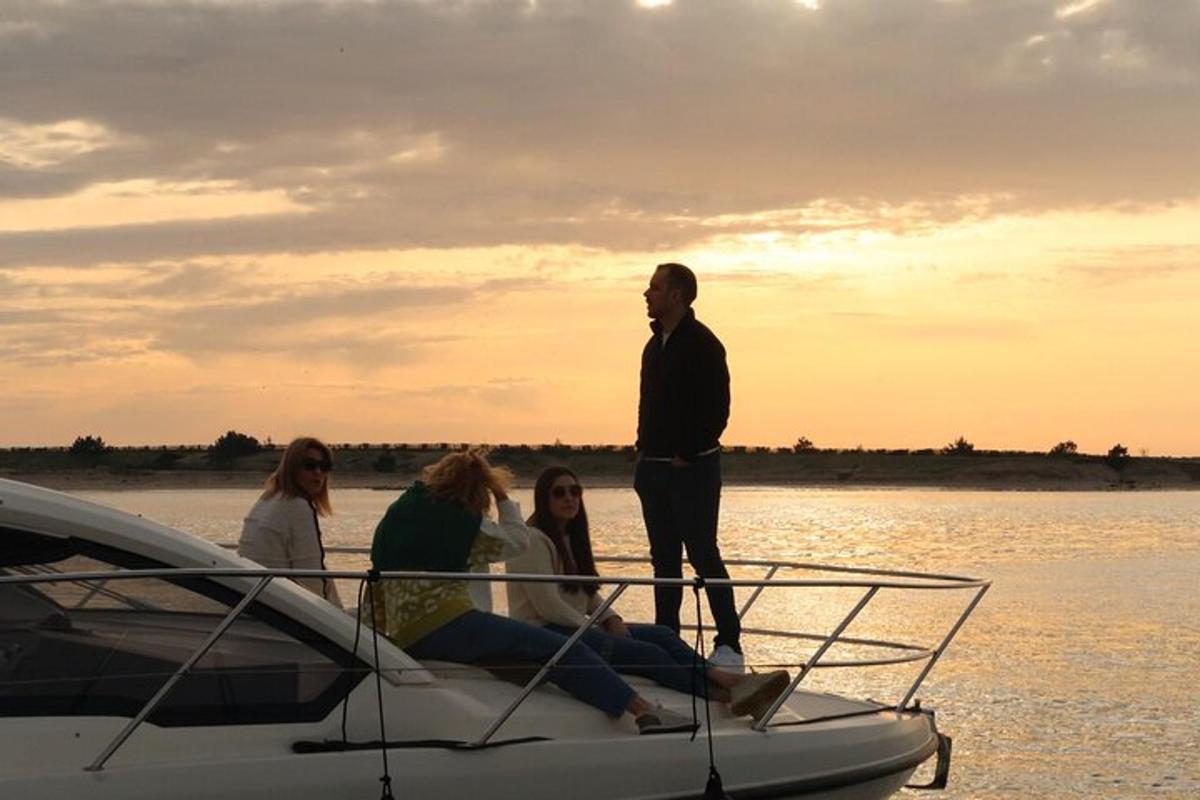 un grupo de personas en un barco en el agua