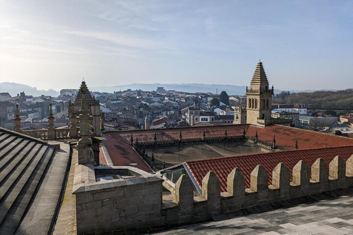 uma vista de uma cidade do topo de um edifício