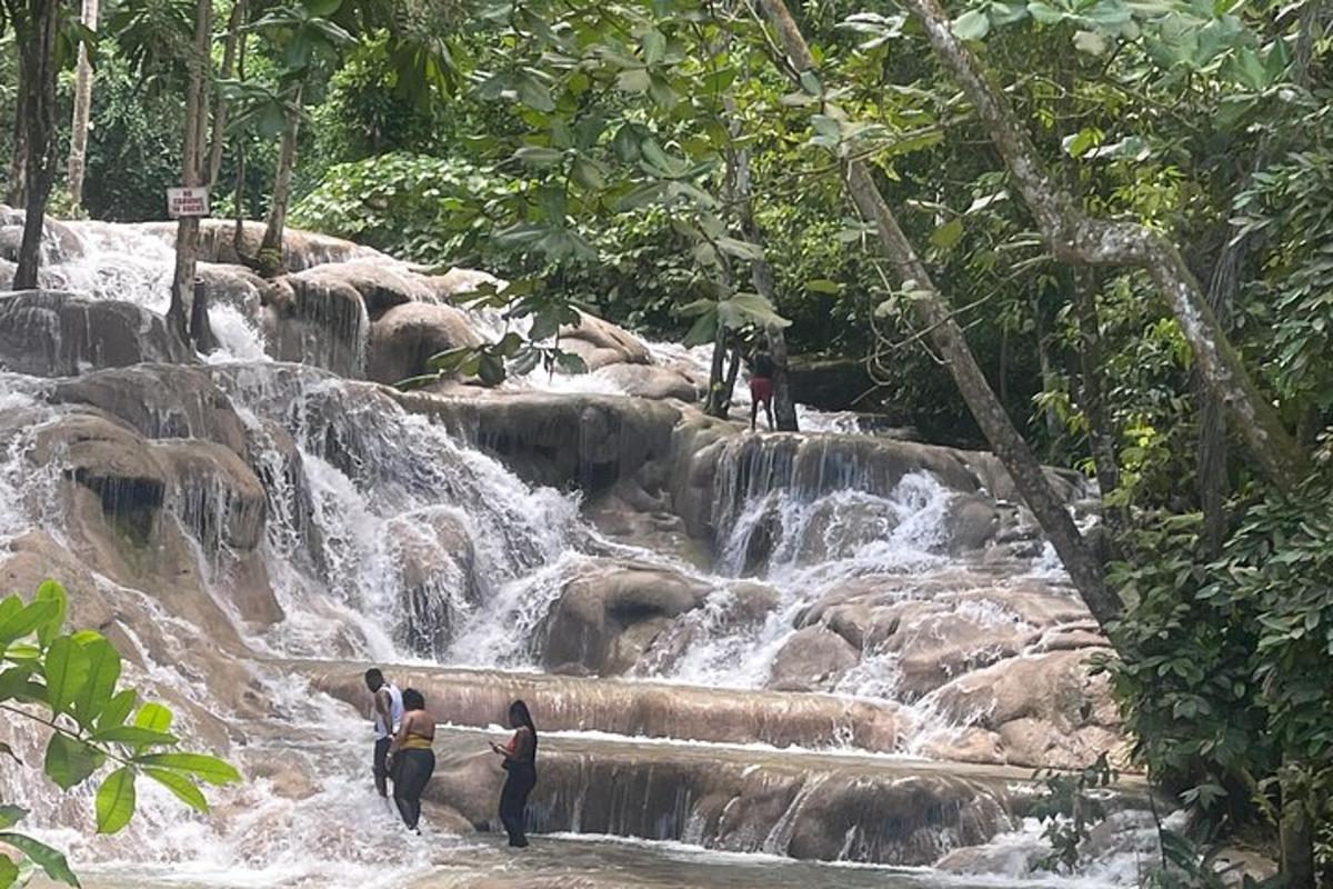 um grupo de pessoas em pé em uma cachoeira