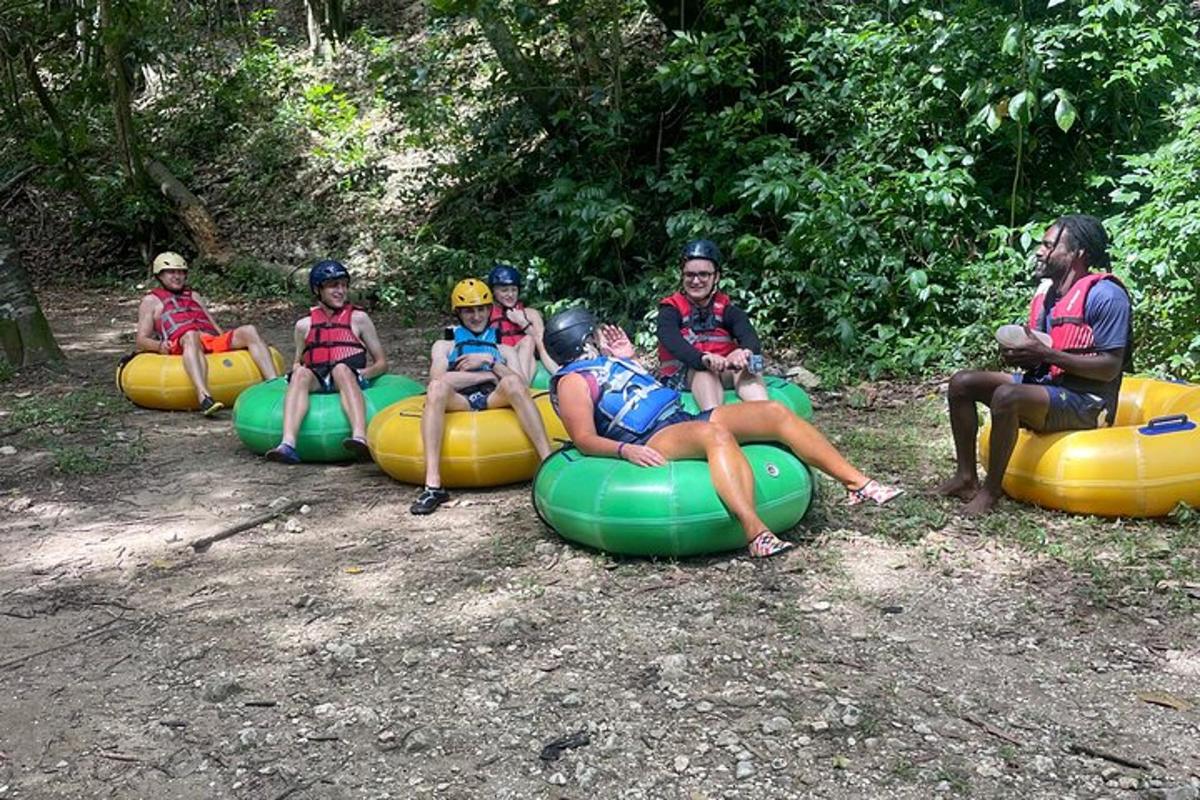 um grupo de pessoas sentadas em jangadas em um rio