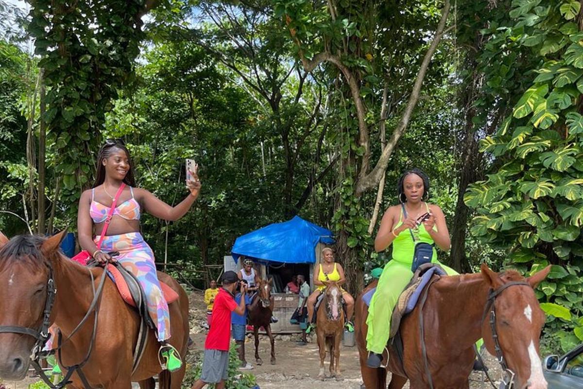 um grupo de mulheres cavalgando na floresta