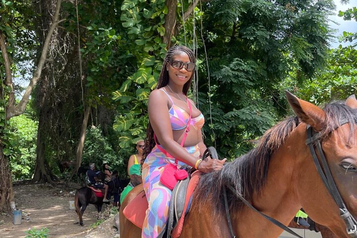 uma mulher de biquíni cavalgando um cavalo