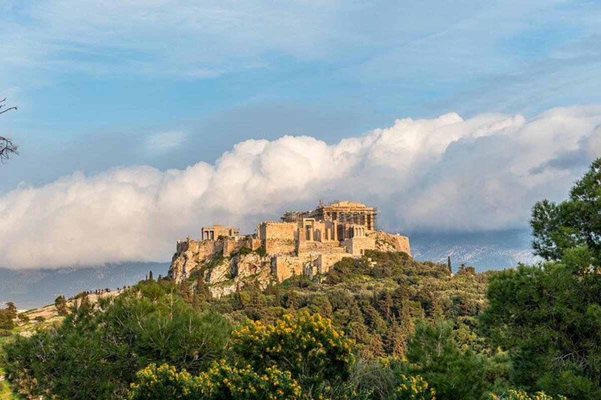 ένα κάστρο στην κορυφή ενός βουνού με δέντρα