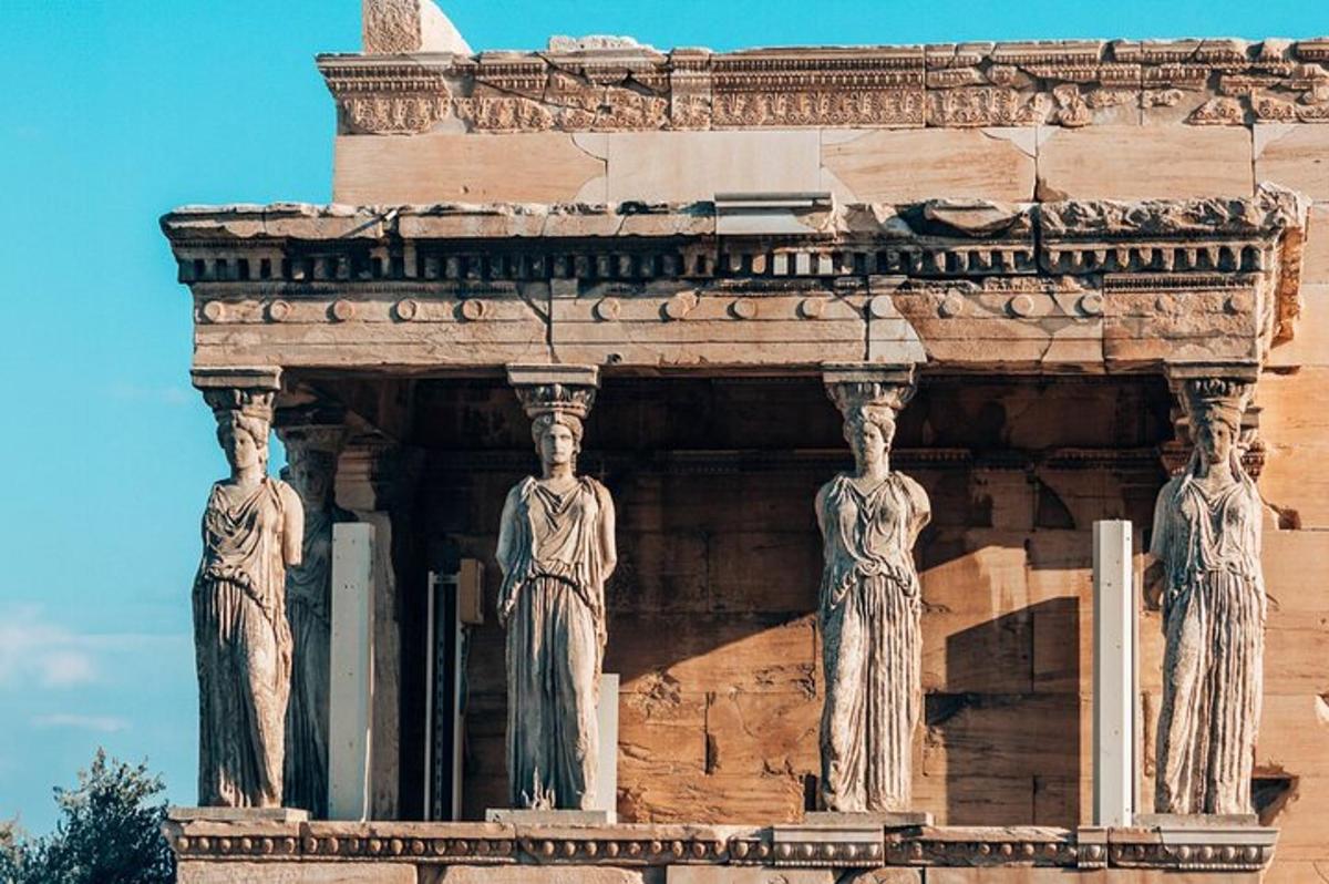 ένα κτίριο με τρία αγάλματα μπροστά του