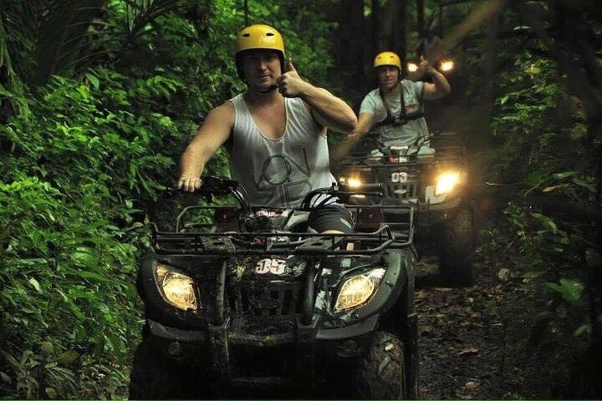 dua lelaki menaiki atv di dalam hutan