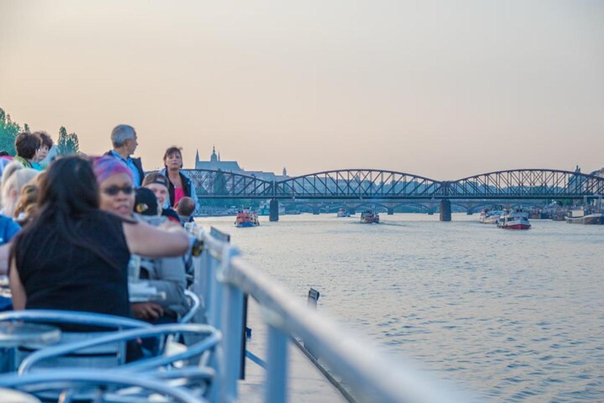 eine Gruppe von Menschen sitzt auf einem Boot auf dem Fluss