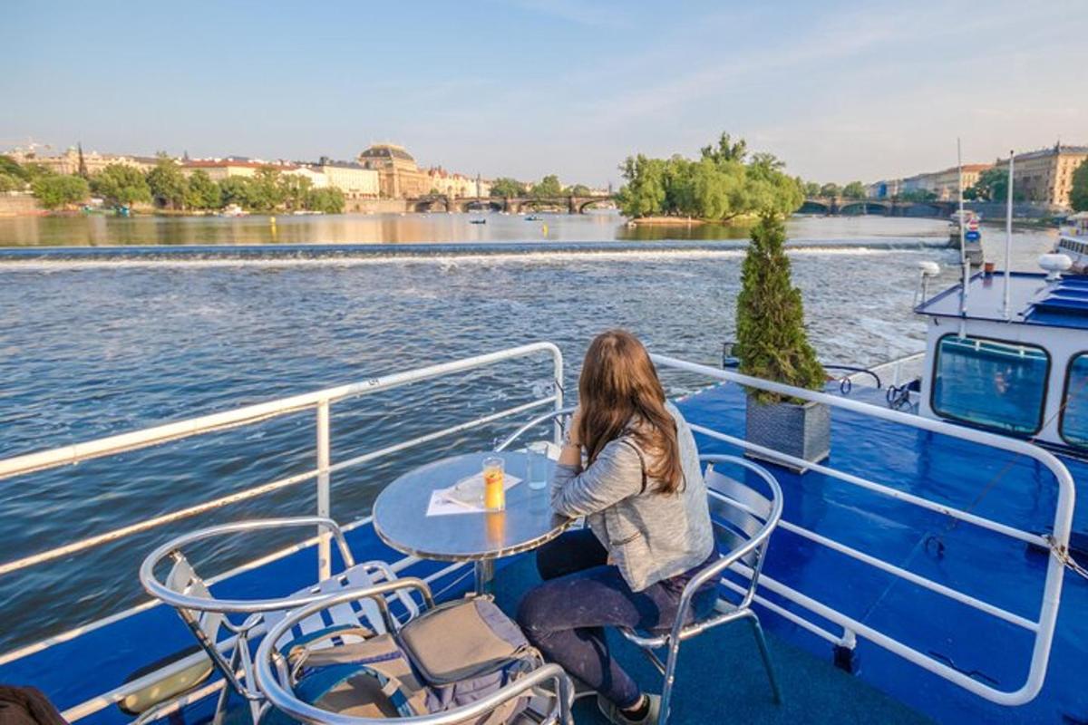 eine Frau, die an einem Tisch auf dem Deck eines Bootes sitzt