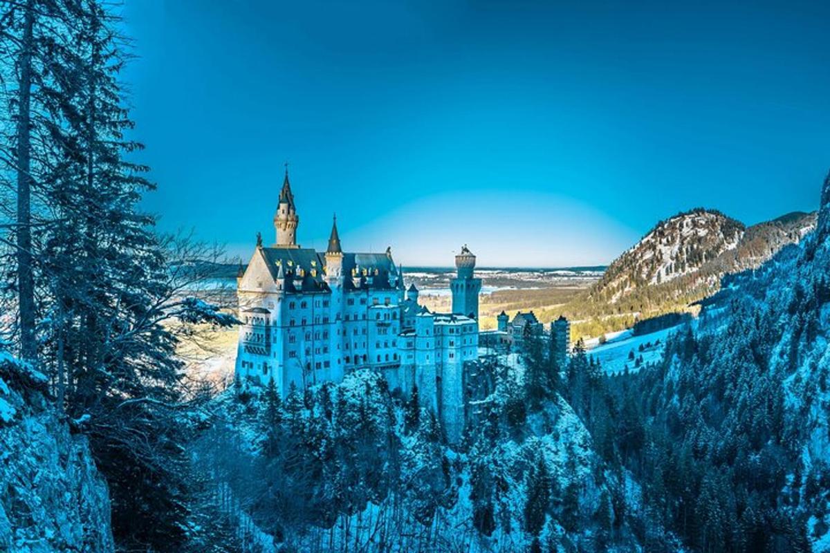 un castello coperto di neve su una montagna