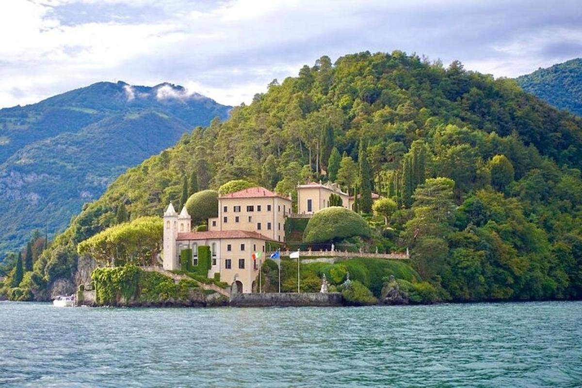 una grande casa su un'isola nell'acqua