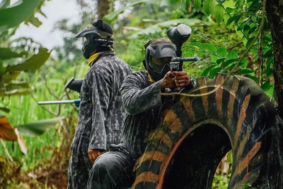 ヘルメットをかぶった2人の男性がタイヤの上に立っている