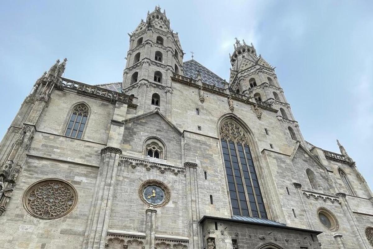 una grande chiesa in pietra con un orologio sopra