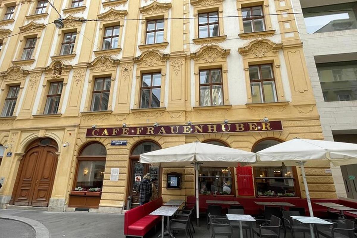 un edificio con tavoli e sedie di fronte a un edificio