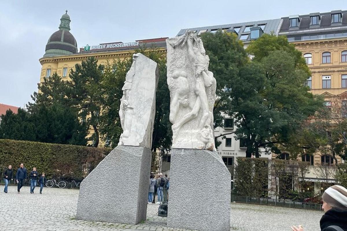 una statua in una piazza di fronte a un edificio