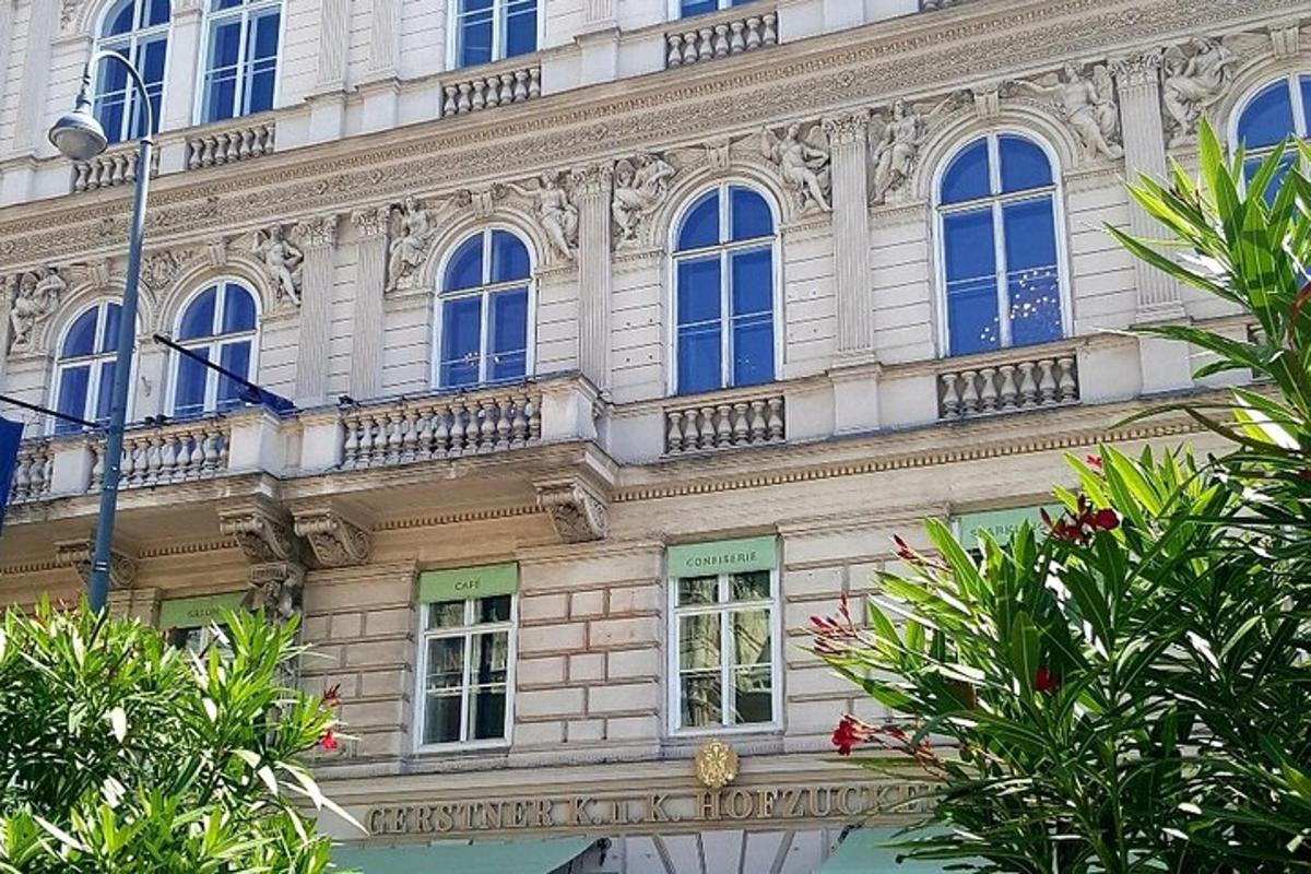 un edificio con finestre blu e alberi di fronte