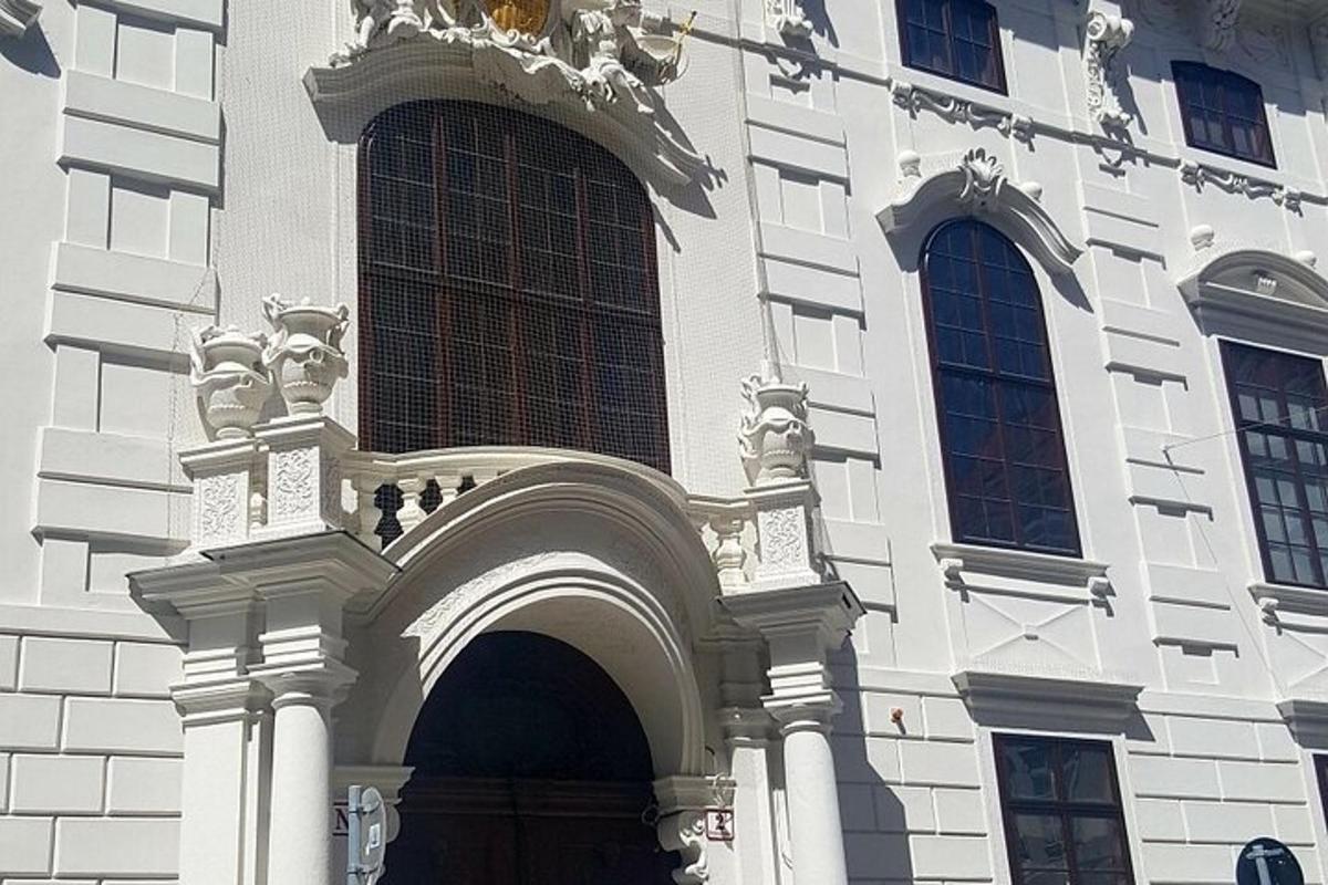 um edifício branco com duas janelas e um arco