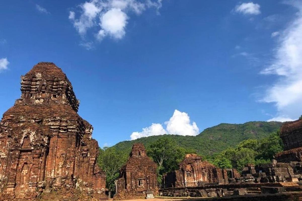 un grup de temples davant d'una muntanya