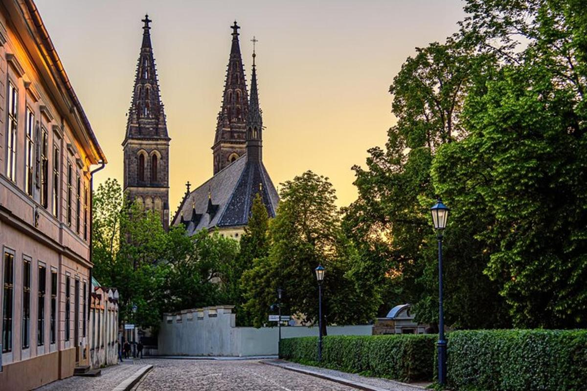 egy utca két magas toronnyal és egy templommal