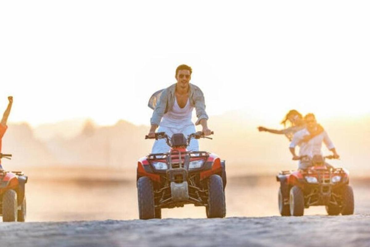 grupp inimesi, kes sõidavad ATV-dega liival