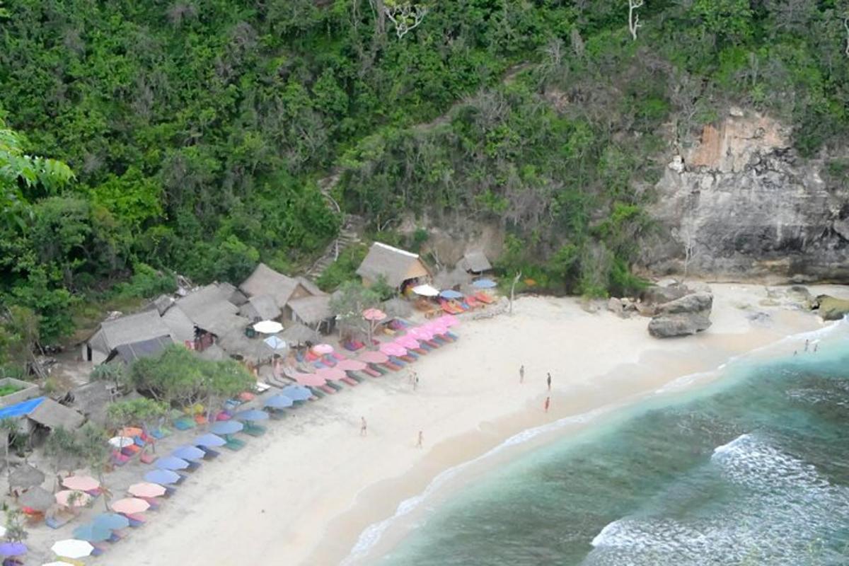 una vista aérea de una playa con sombrillas