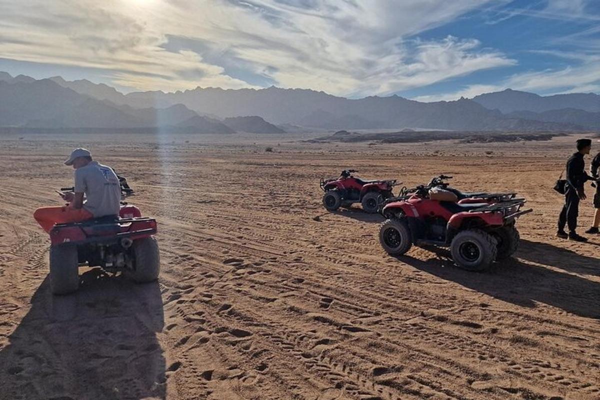 két ATV és egy férfi motoron a sivatagban