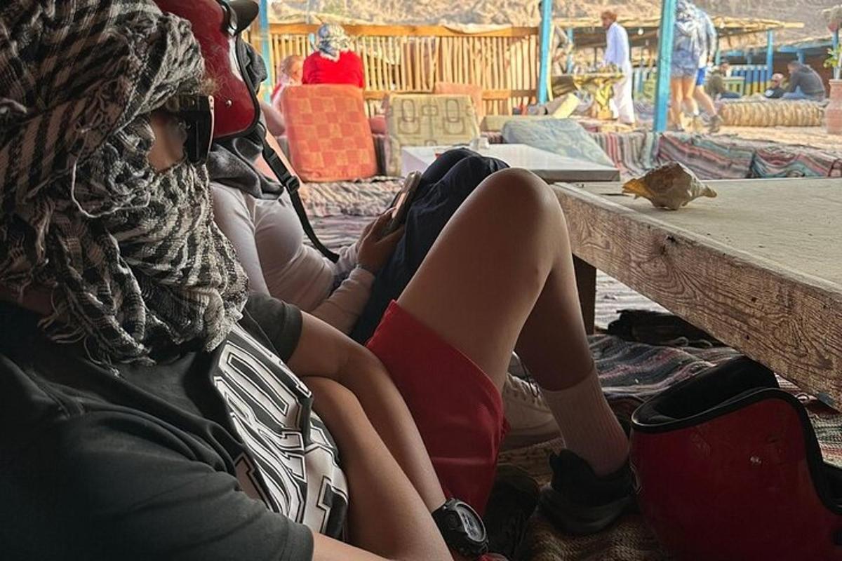 egy csoport ember ül egy asztal alatt