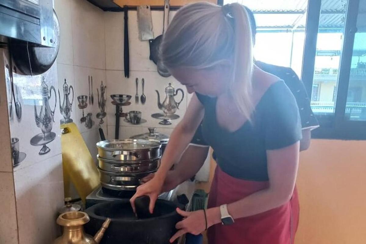 žena v kuchyni připravující jídlo v hrnci