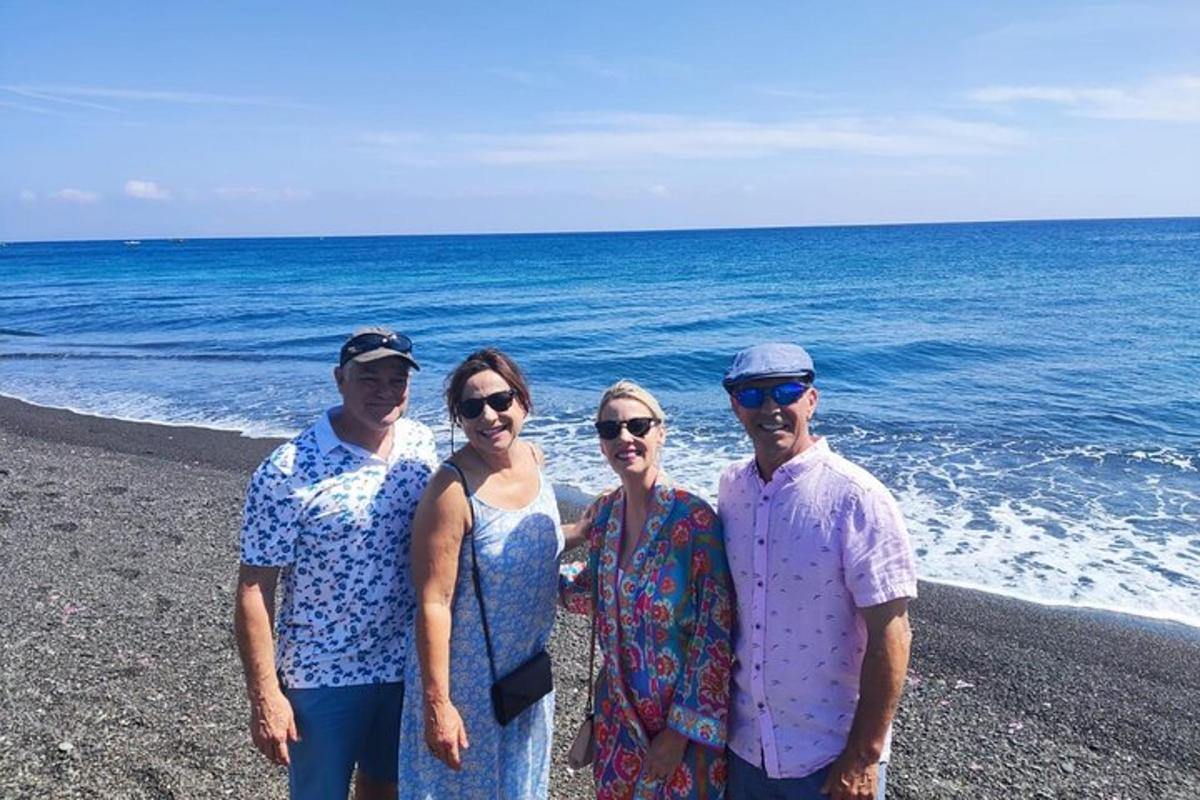 un grupo de personas de pie en la playa