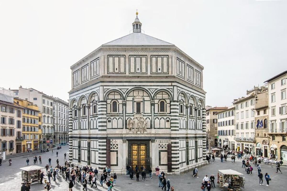 un grande edificio in una città con una folla di persone