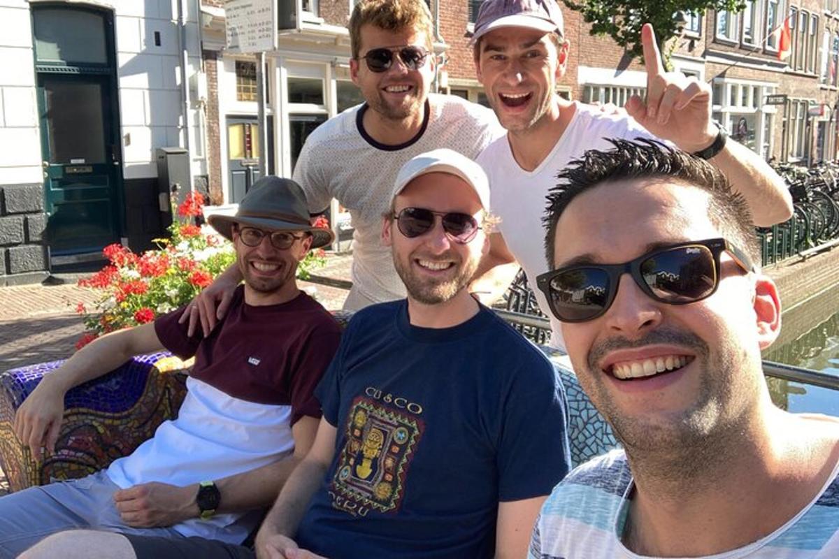 Un grupo de hombres posa para una fotografía.