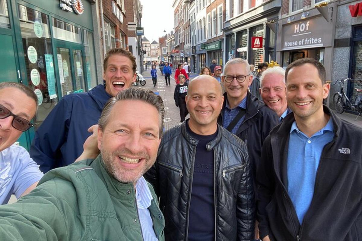 Un grupo de hombres posando para una foto en una calle.