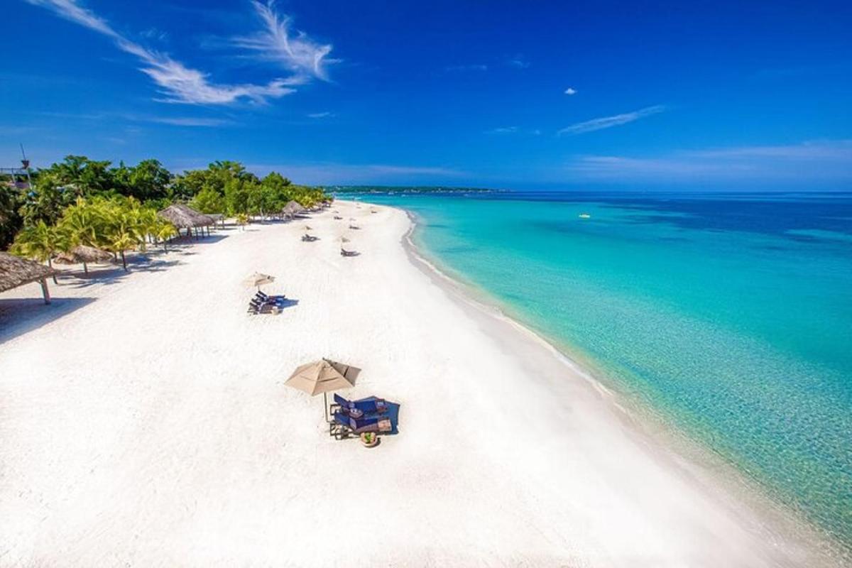 una vista aerea di una spiaggia con ombrelloni e l'oceano