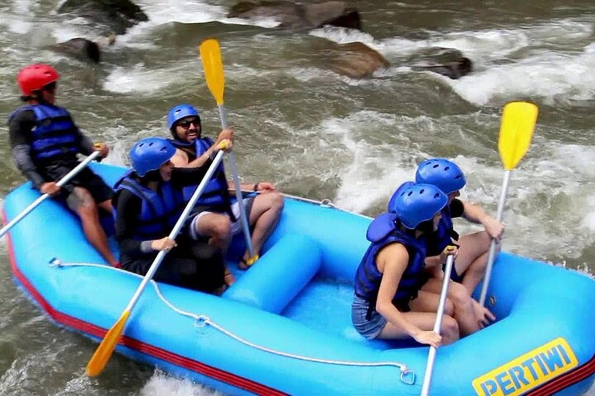un gruppo di persone su una zattera su un fiume
