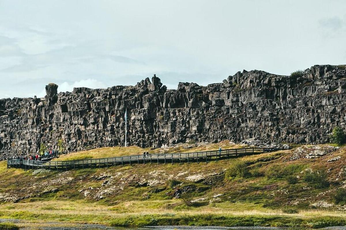 rong mäel, millel on kaljune mägi