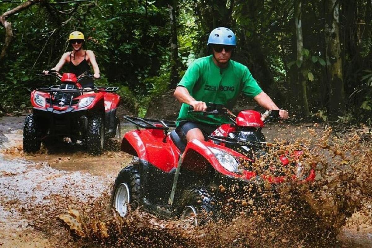un uomo e una donna in sella a un quad nei boschi