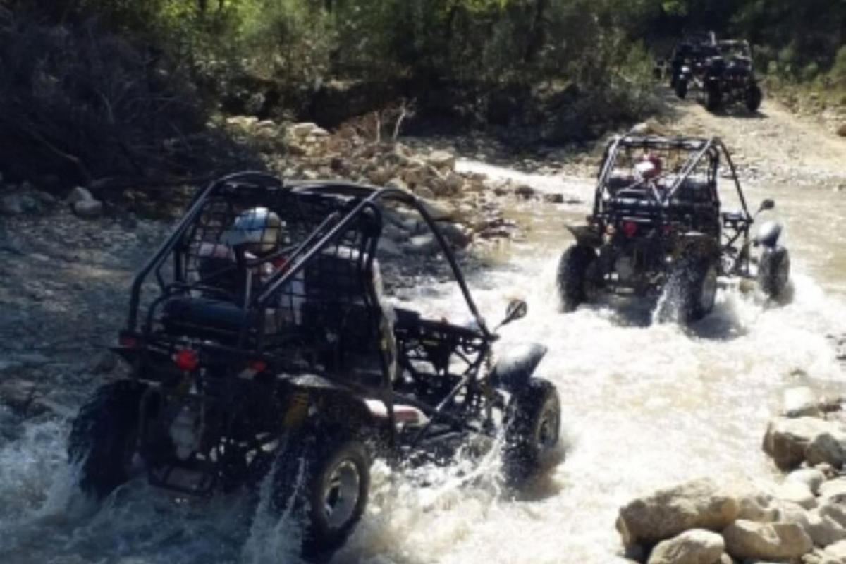 due quad che attraversano l'acqua di un fiume