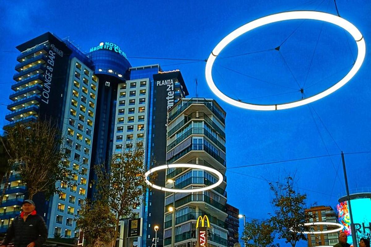 suuri rakennus, jonka edessä on suuri valkoinen kyltti