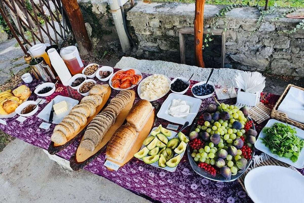 çok çeşitli yiyeceklerle dolu bir masa