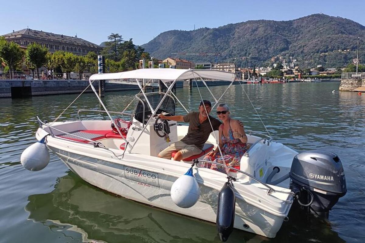 dos hombres sentados en un bote en el agua