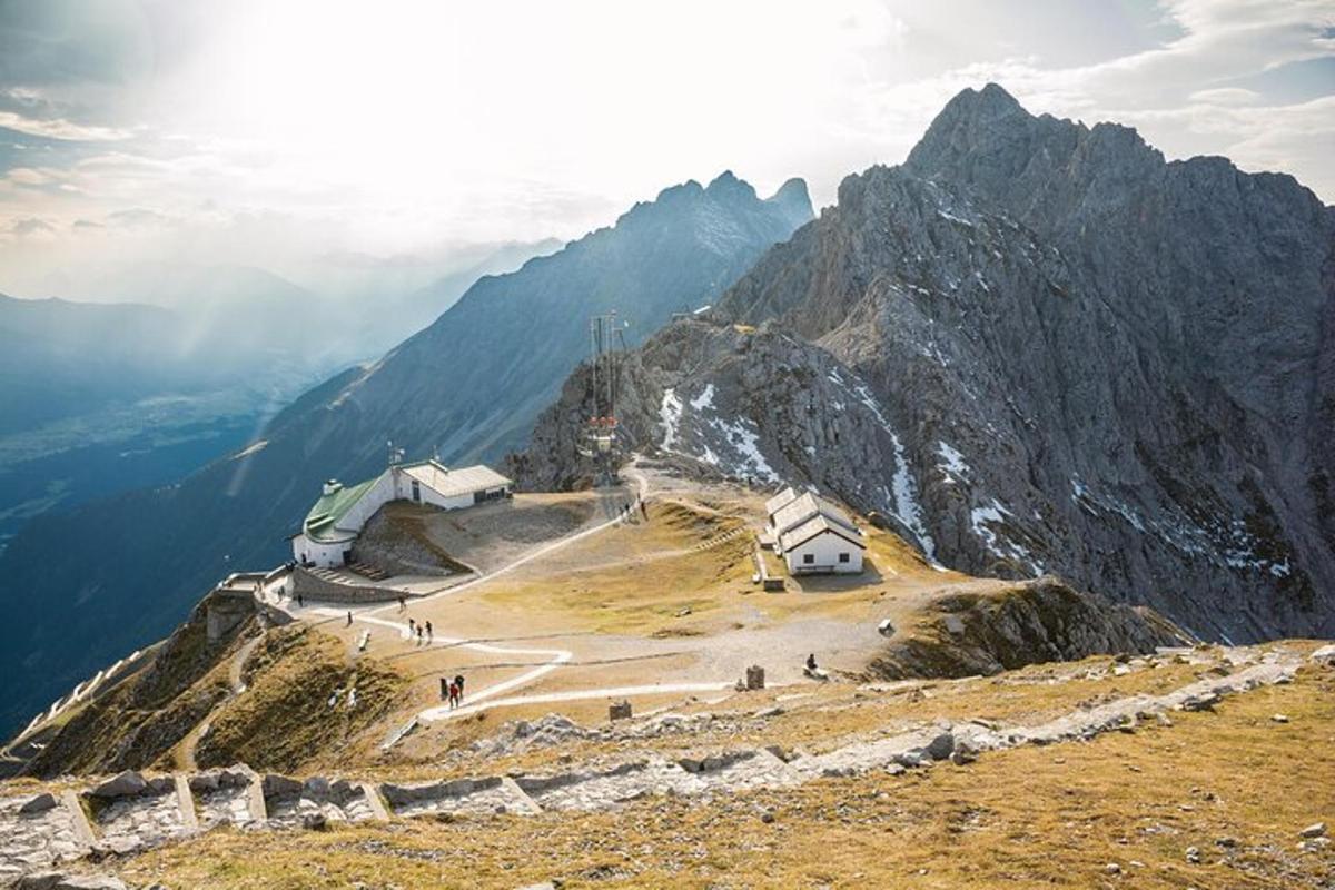 una vista di una montagna con edifici su di essa