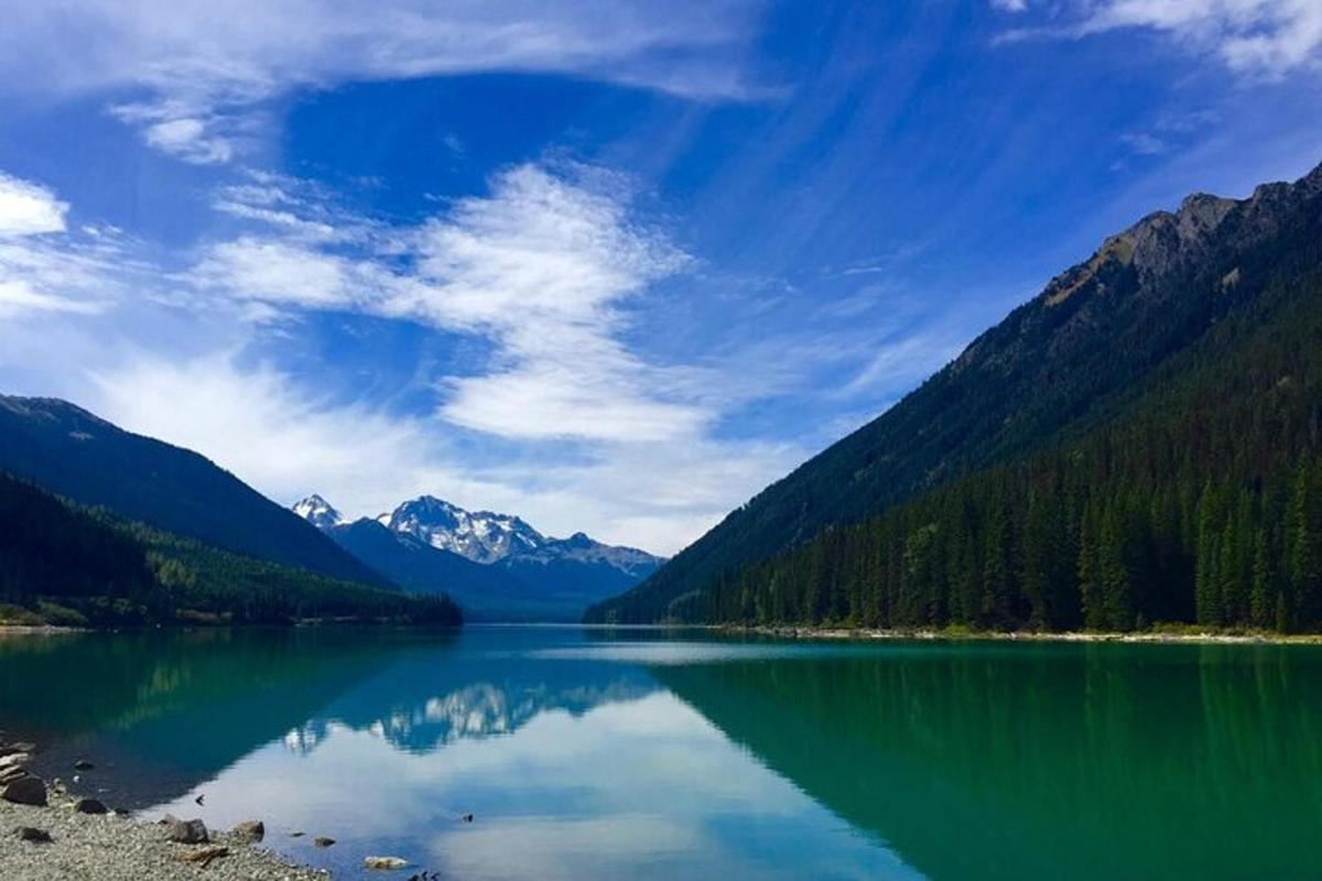 pohled na jezero s horami v pozadí