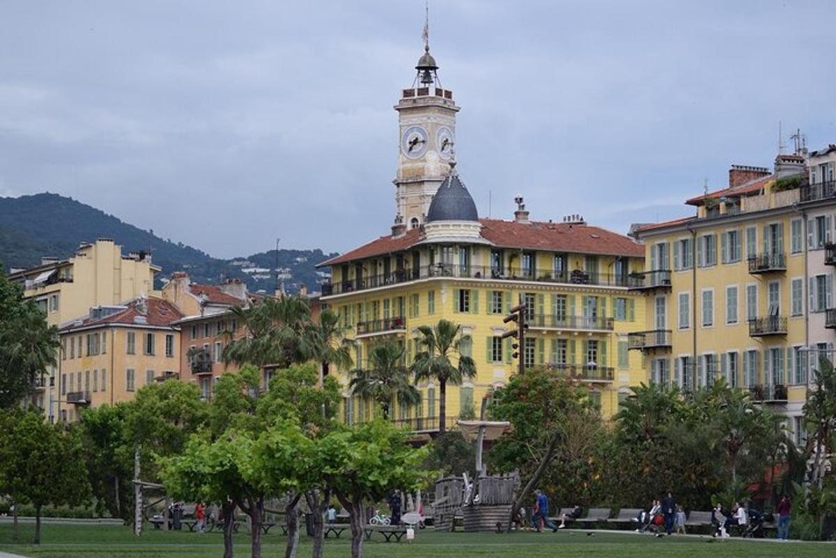 un edificio giallo con una torre dell'orologio in cima