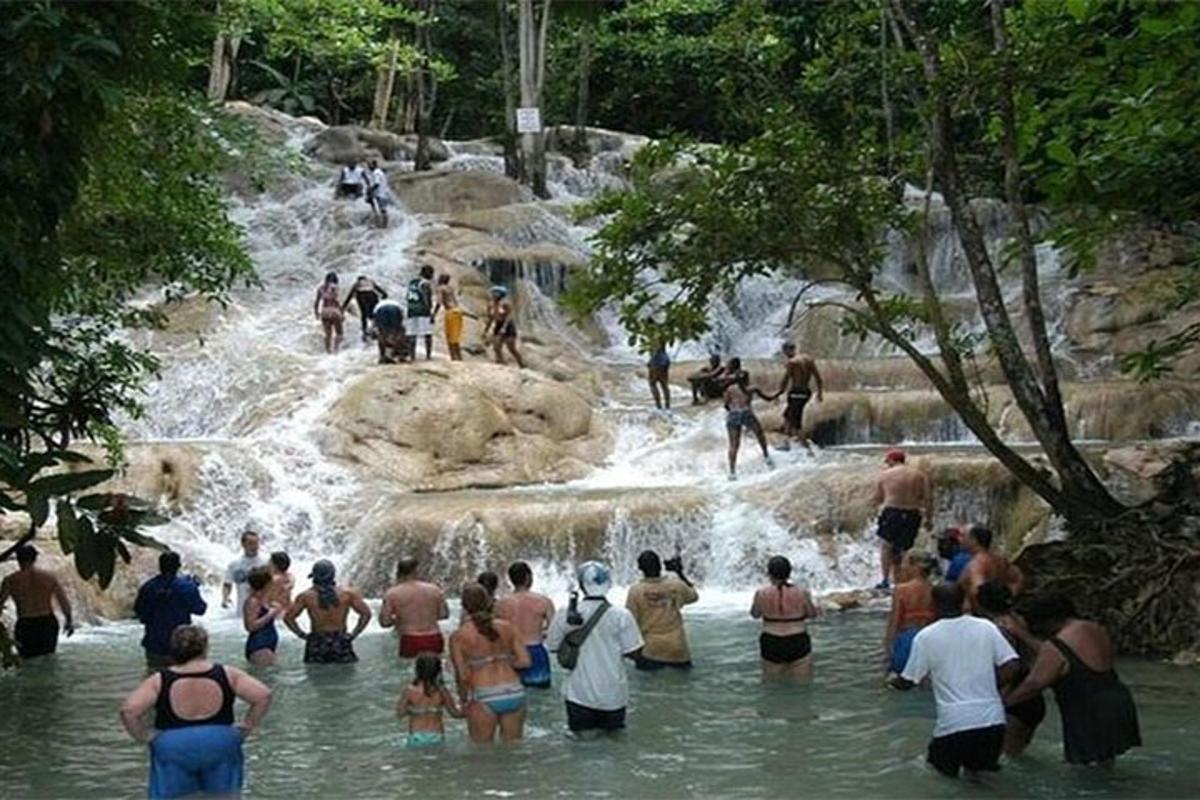 un gruppo di persone nell'acqua di una cascata