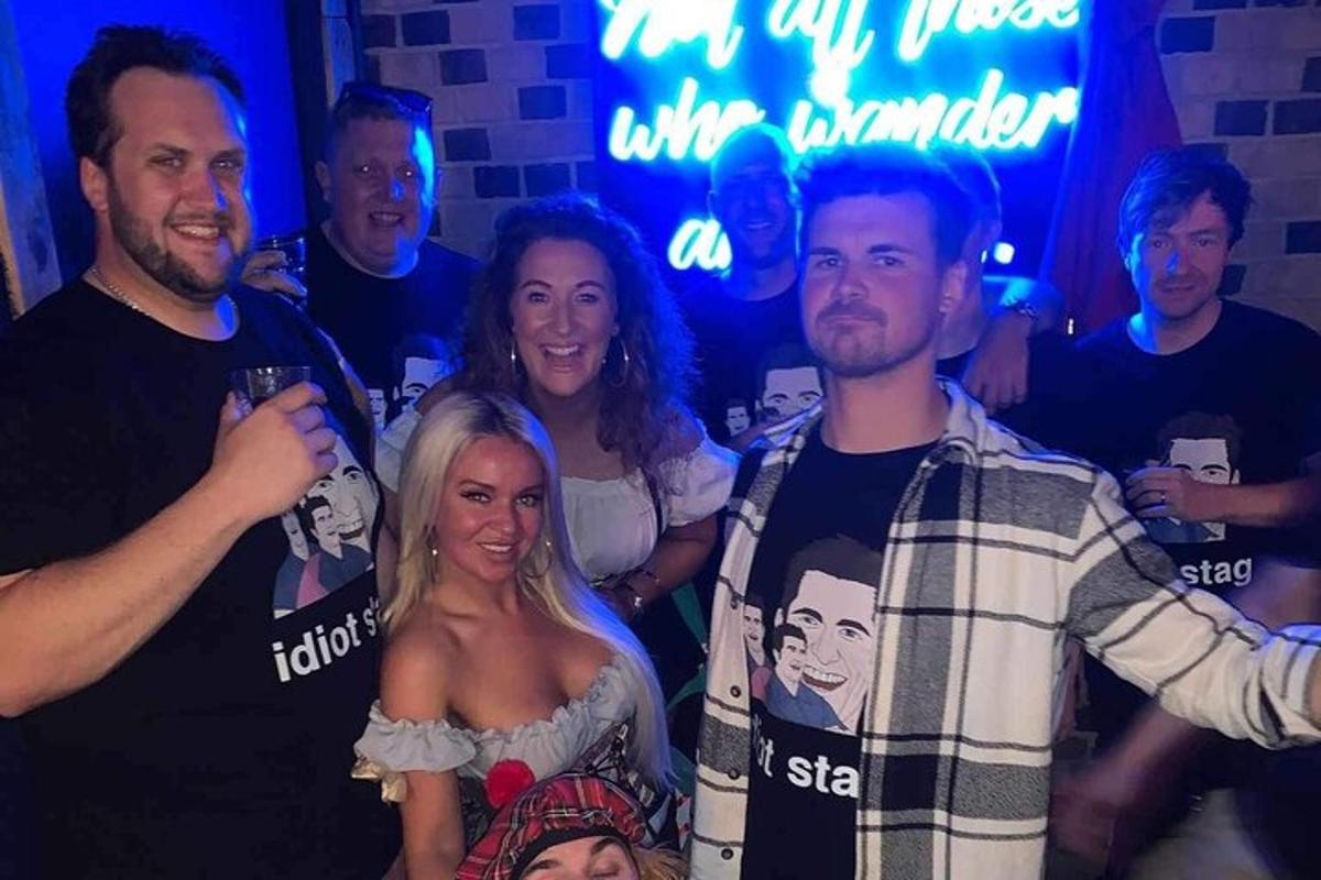 grupp inimesi, kes poseerivad peol pildi jaoks