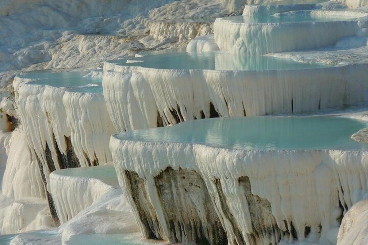 un grupo de formaciones de hielo en una montaña