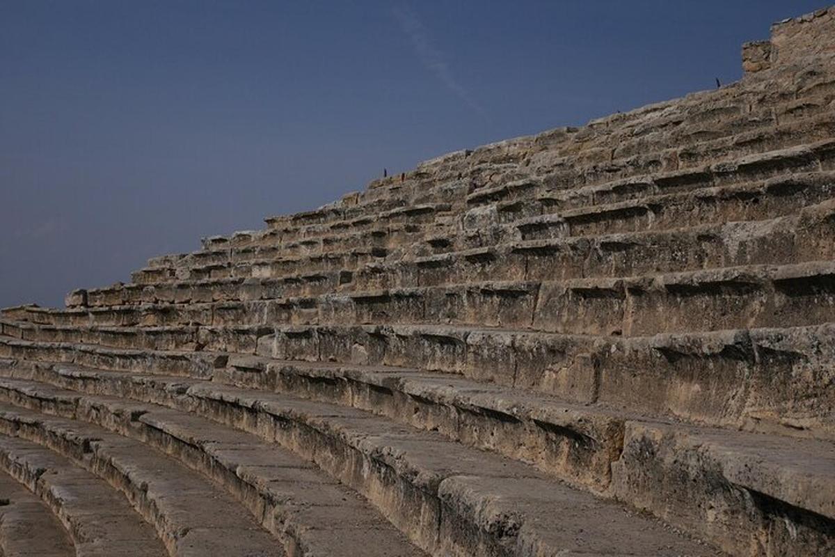 Un anfiteatro con un cielo azul al fondo