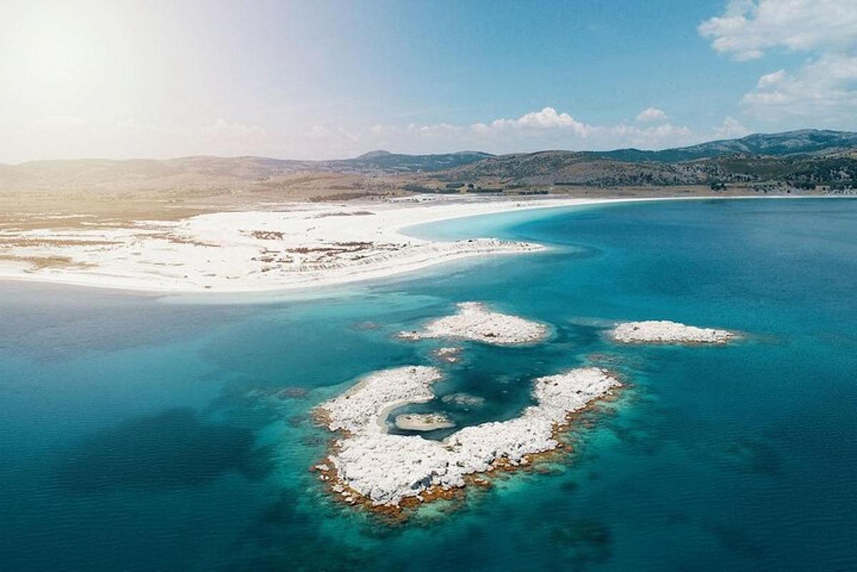 una isla en medio de un cuerpo de agua