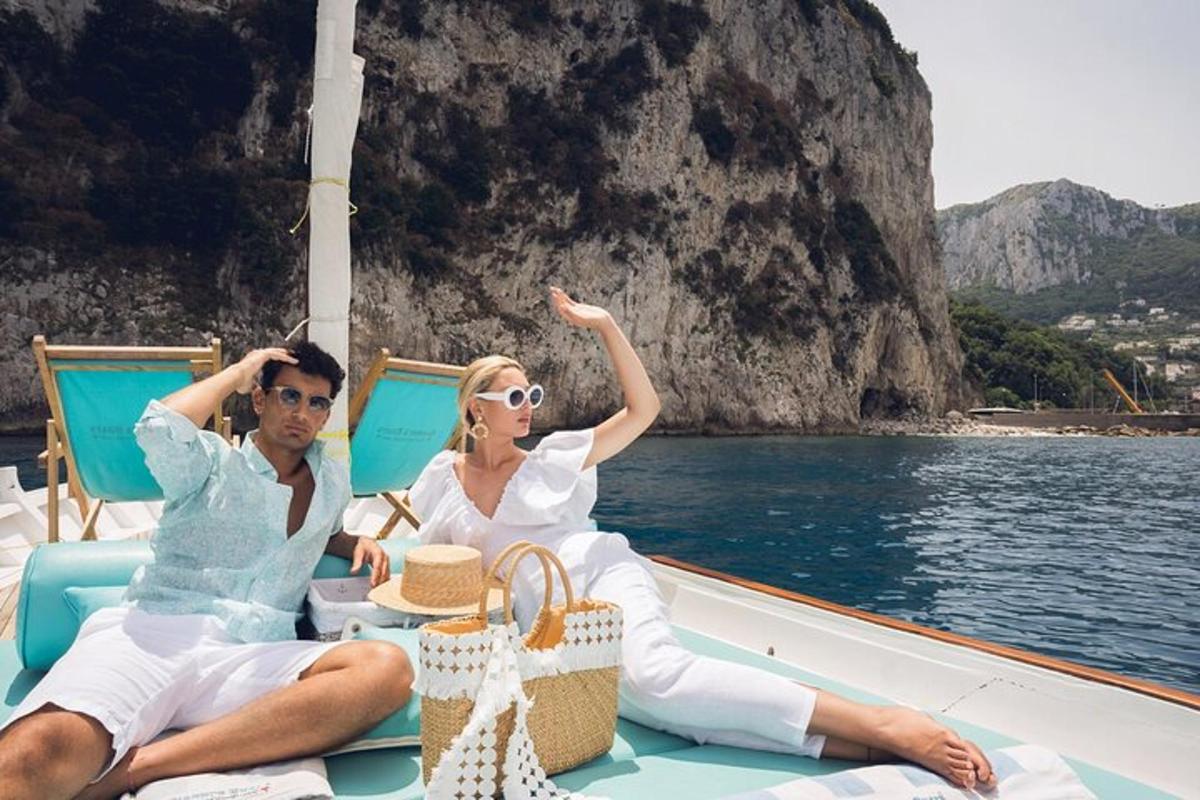 un uomo e una donna seduti sul retro di una barca