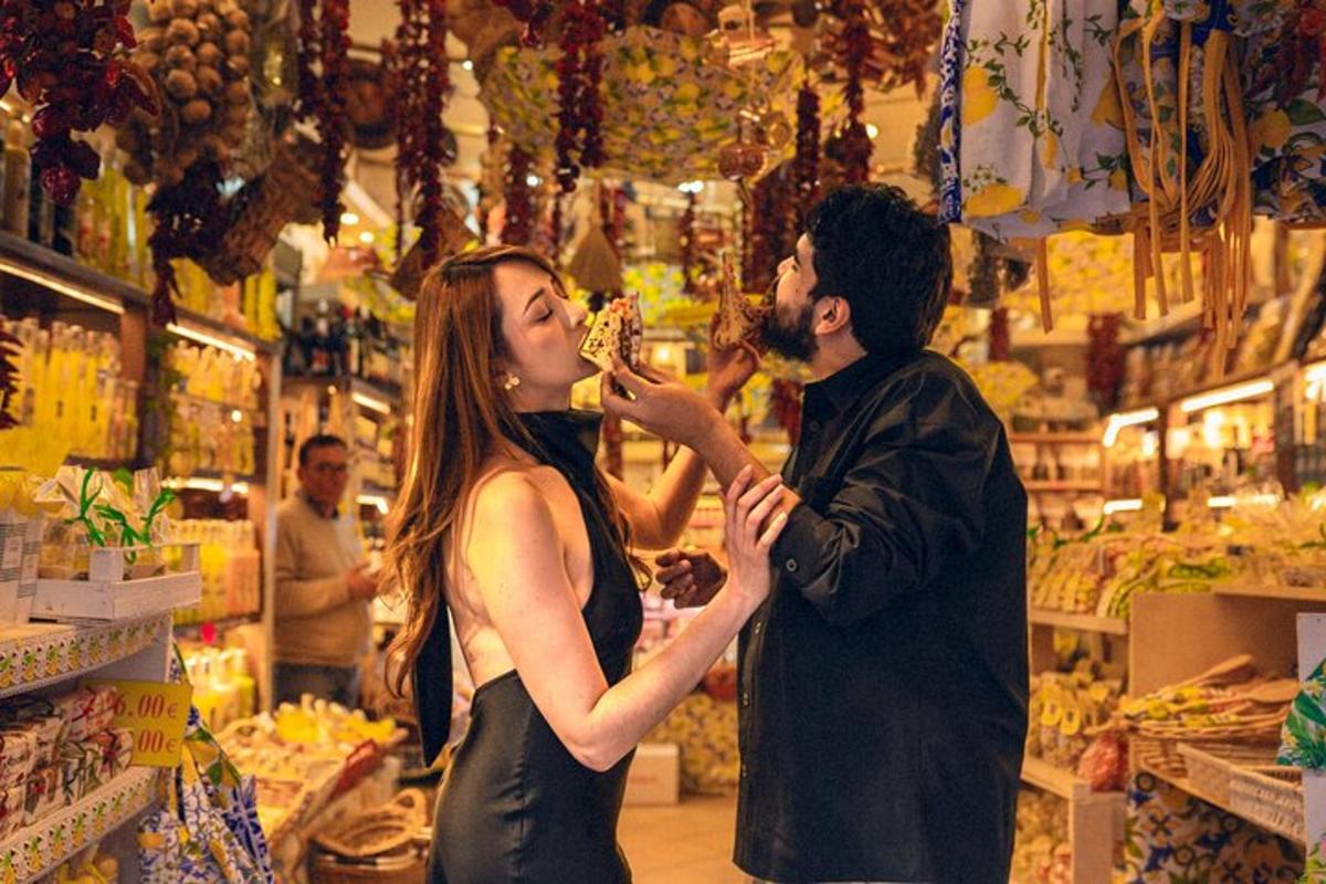 un uomo e una donna che mangiano cibo in un negozio