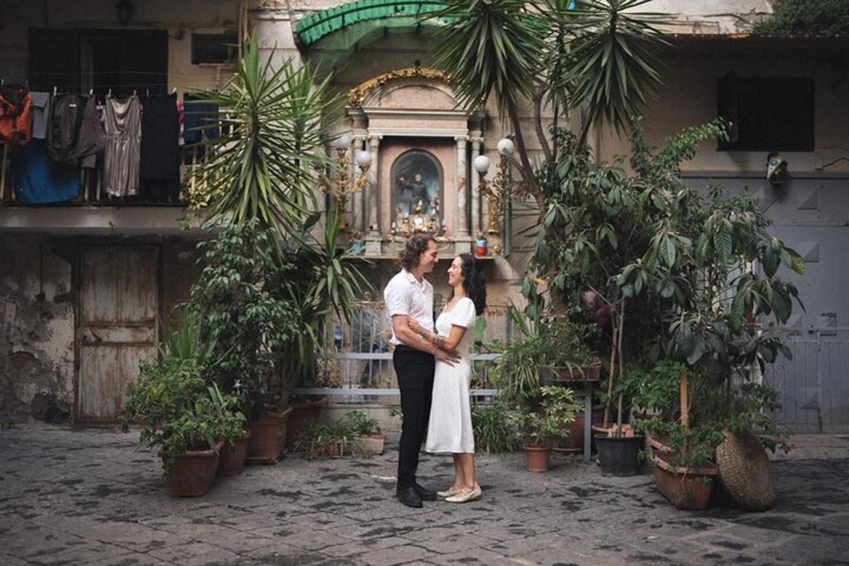 un uomo e una donna in piedi davanti a un edificio