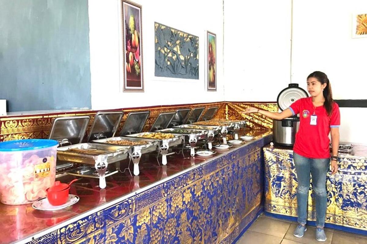 naine seisab toiduga buffet'i ees